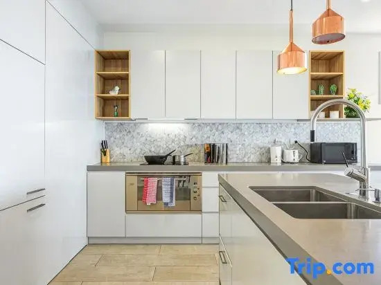 Spacious 4BR Riverfront Getaway in Taren Point