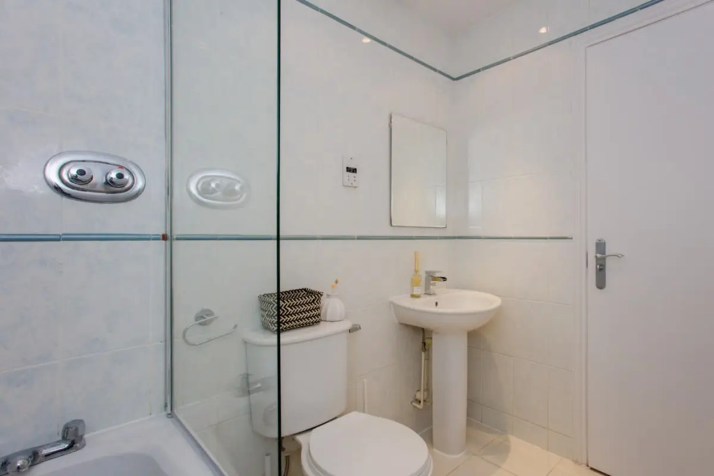 The Sparkford Gardens - Lovely 2BDR with Balcony