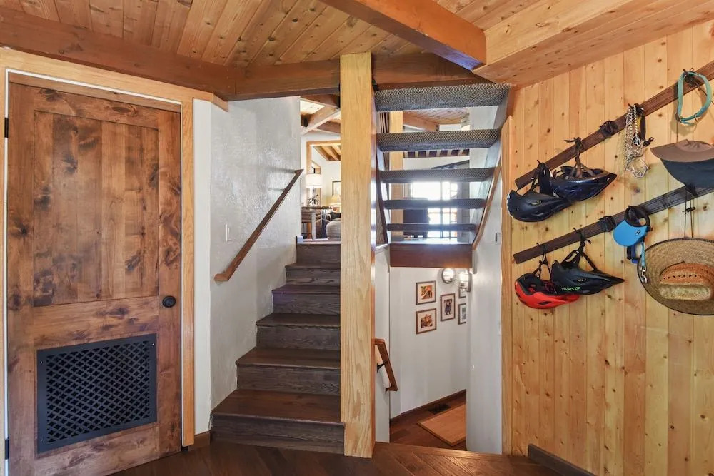 Snowshoe Cabin 3 Decks, BBQ & Hot Tub!