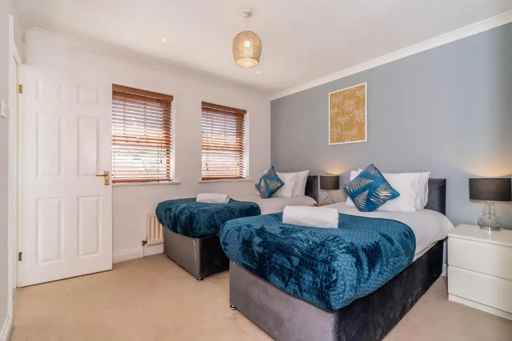 CENTRAL MK- 3Bed, 2 Bath house for LONG TERM CONTRACTOR Stays, free parking for 2 vehicles, DESK & GARDEN space managed by CHIQUE PROPERTIES LTD