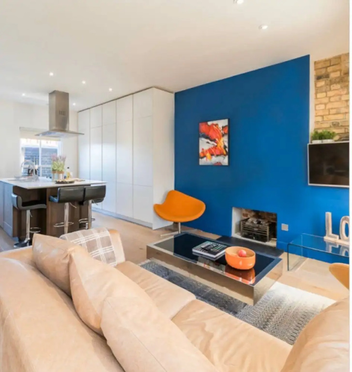 Striking 2 Bed With Roof Terrace, a short walk from Oxford Street.