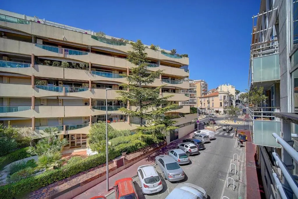 MODERNE 3 PIECES CANNES CENTRE AVEC BALCON l! A2B67