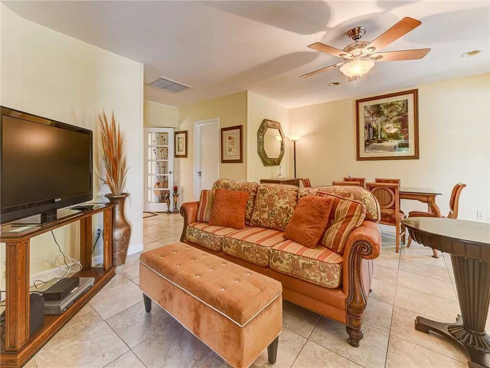 Anastasia Cottage, 2 Bedrooms, Walk to Beach, Sleep 4