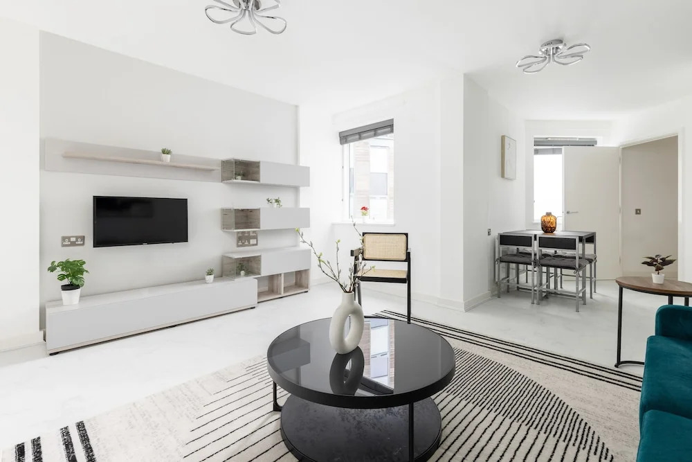 Luminous 2 Bed Balcony Flat in Islington