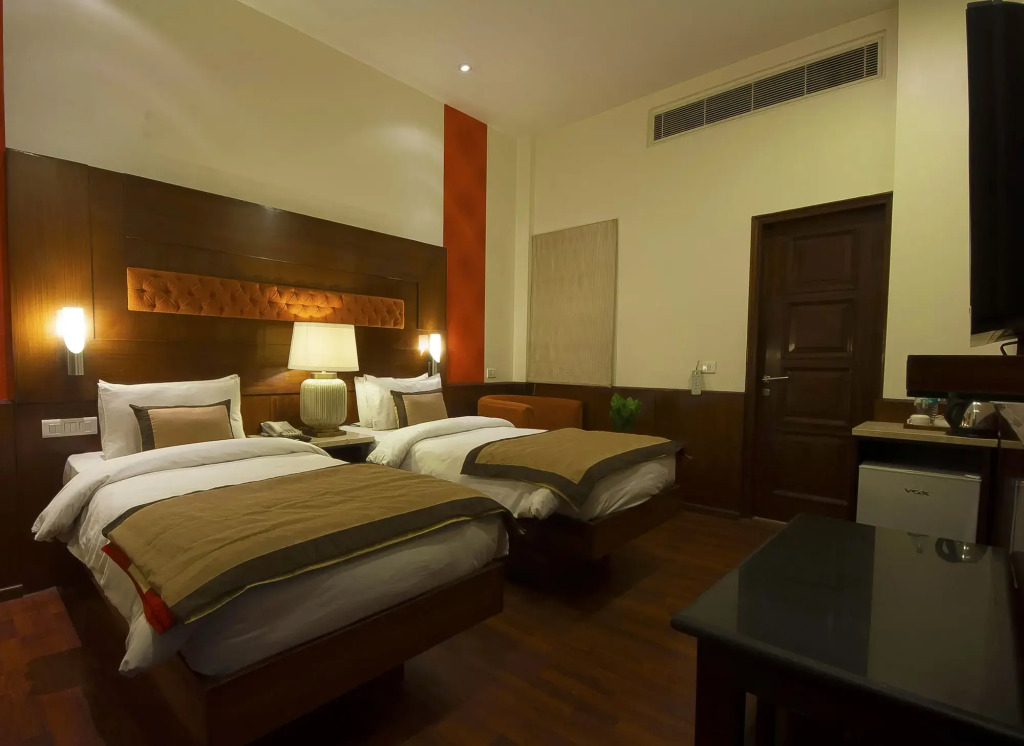 Hotel Aura - 05 Mins from New Delhi Railway Station & Connaught Place