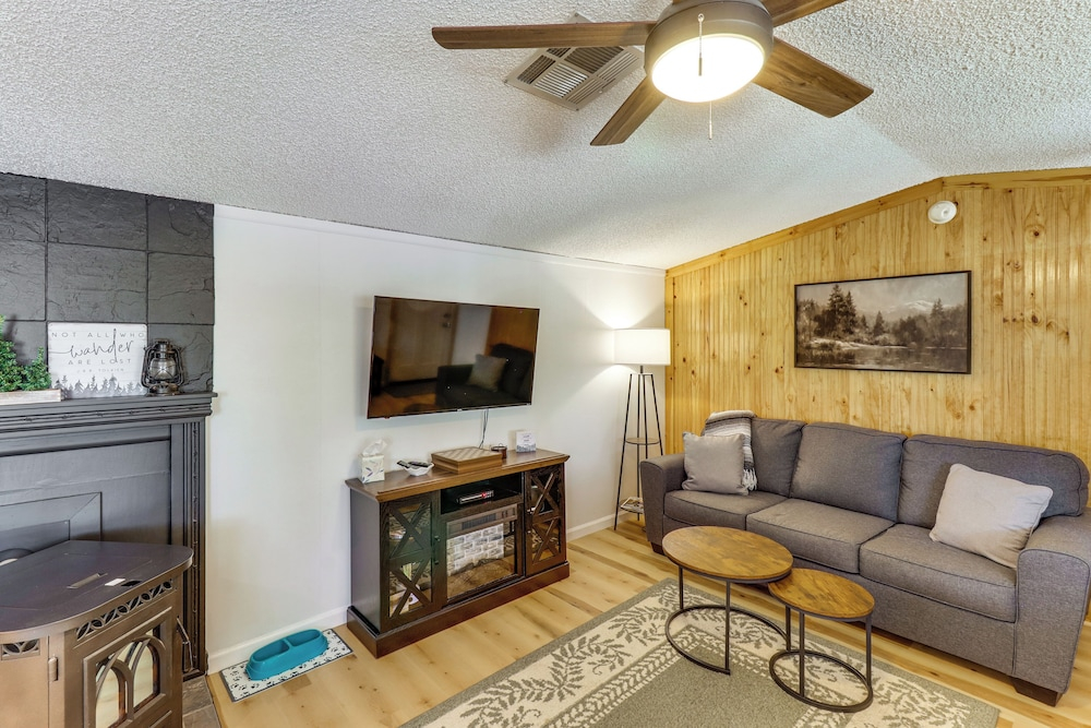 1 Mi to Woodland Lake! Cabin w/ Dog-friendly Yard