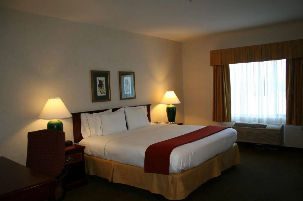 Evergreen Inn & Suites
