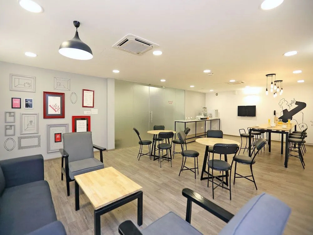OYO Townhouse 017 HUDA City Center