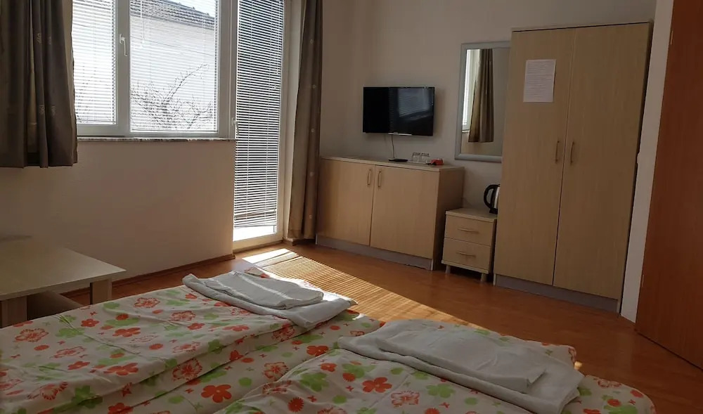 Luccia Apartments-Guesthouse Laguna