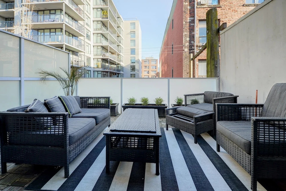 Noel Suites-Gastown