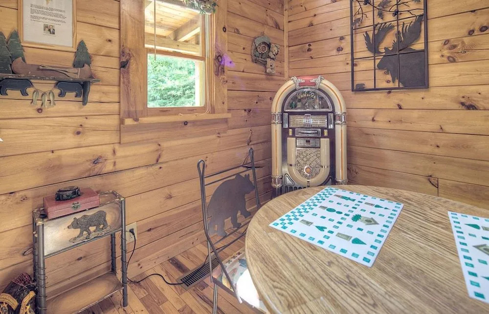 Cupids Hideaway by Heritage Cabin Rentals