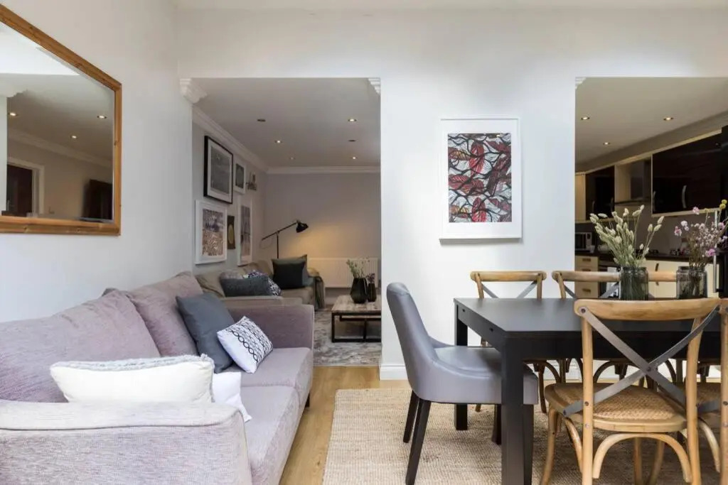 Amazing 4 Bed House wParking 2min walk to Station