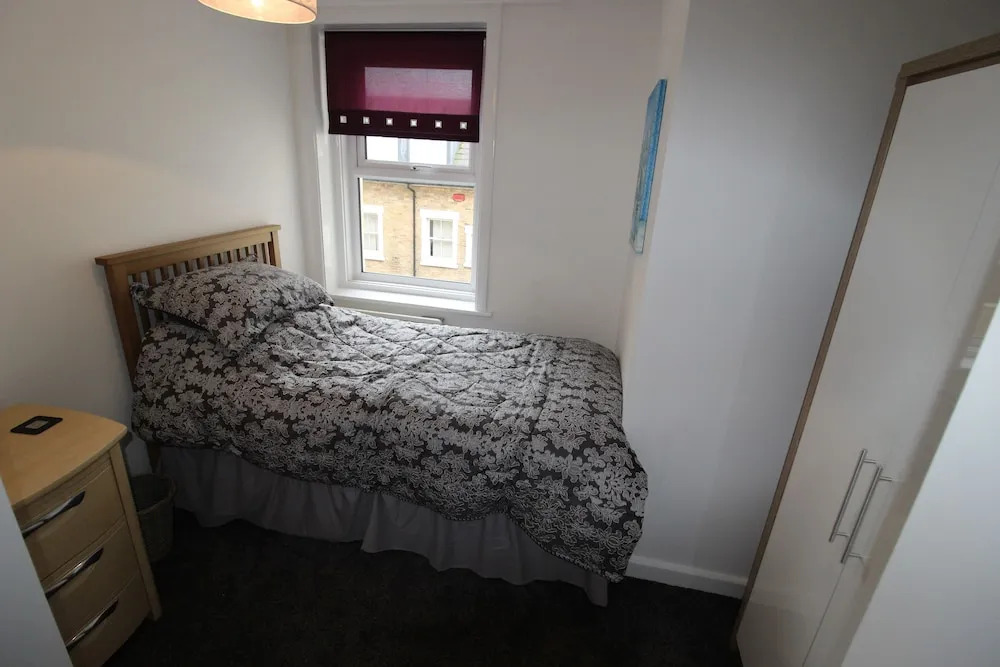Modern two Bedroom Apartment Ideally Located