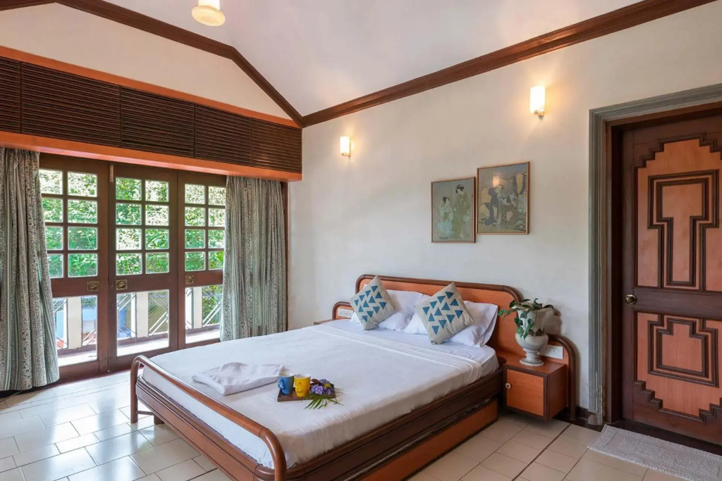 StayVistas Shantam House - Dive into relaxation with a pool and tennis lawn