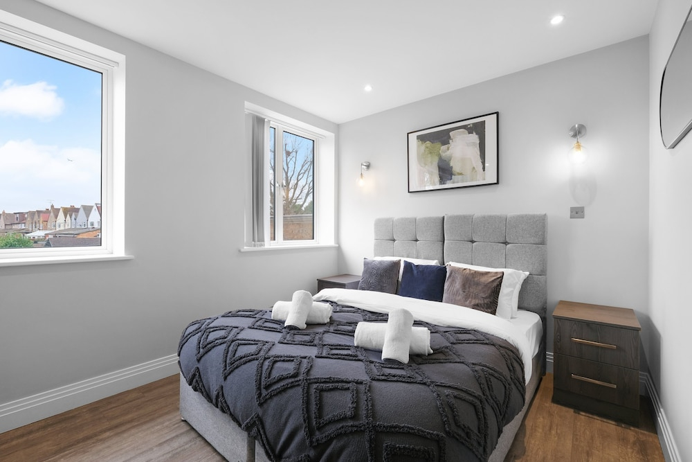 The Isleworth 2BR 2BA with Gated Parking & Balcony