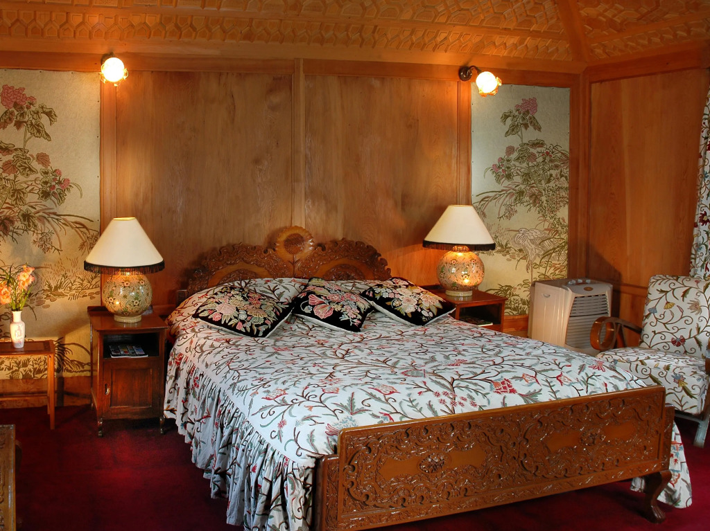 WelcomHeritage Gurkha Houseboats
