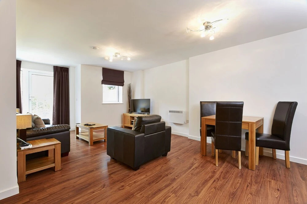 New Central Woking 1 and 2 Bedroom Apartments with Free Gym, close to Train Station