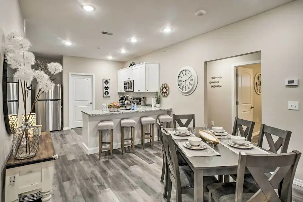 4 Mi to Silver Dollar City: Chic Branson Retreat!