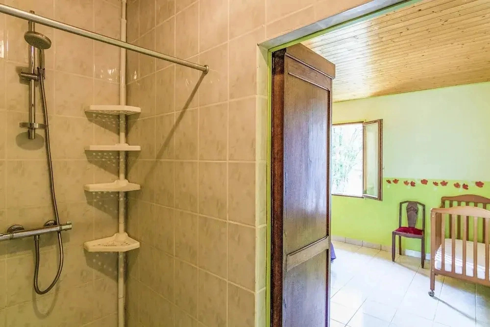 Quiet Holiday Home With Shared Pool