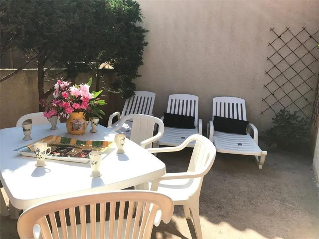 Villa T3 avec terrasse, 6 couchages, proche plage et commerces, quartier calme, parking privé - FR-1-81-365