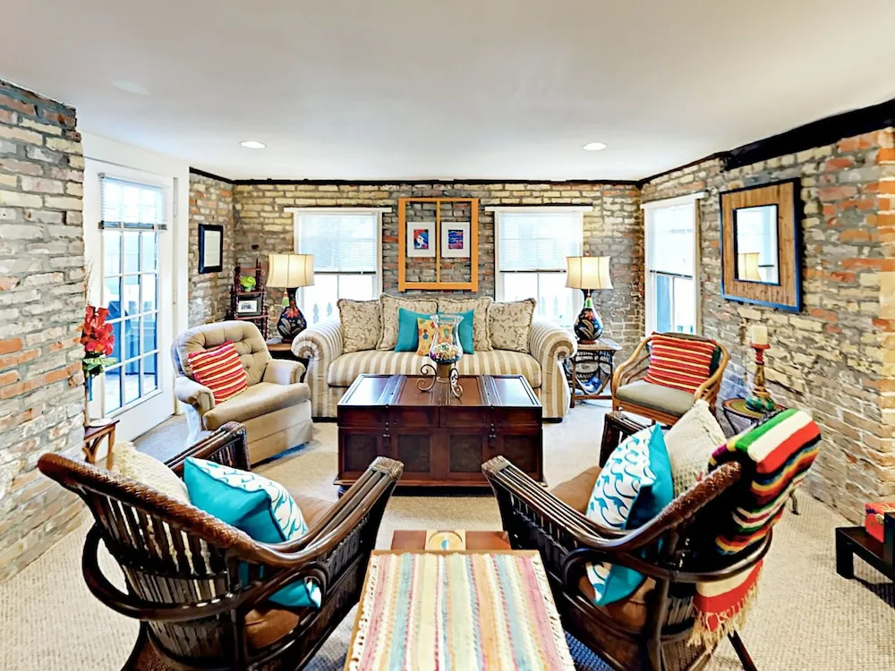 Upscale Unit in Historical - 1 Br Home