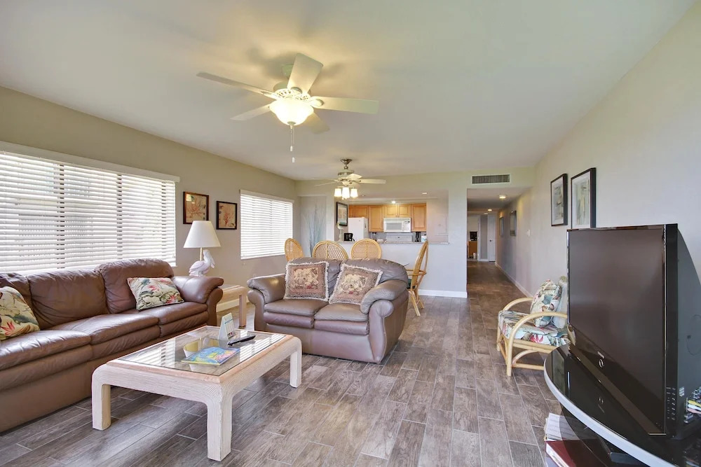 Land's End 306 Building 8 Beautifully Updated / Beachfront!