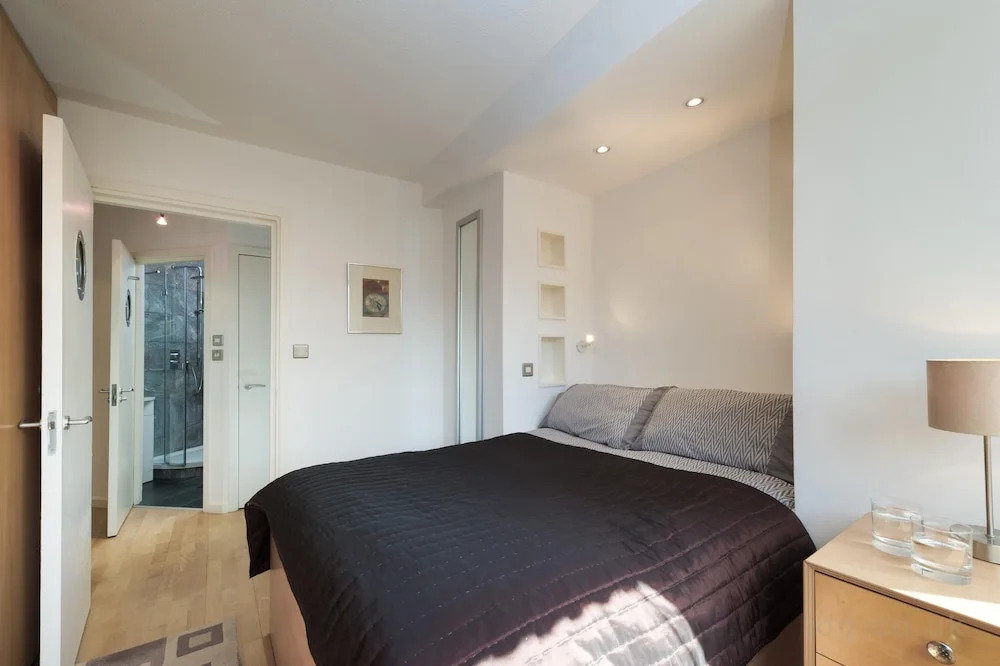 Apartment 8, County House, Central London