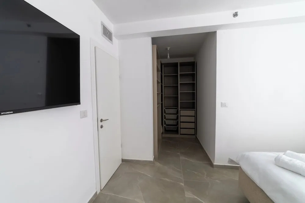 O&O - 2 BR Stylish & Modern Apartment
