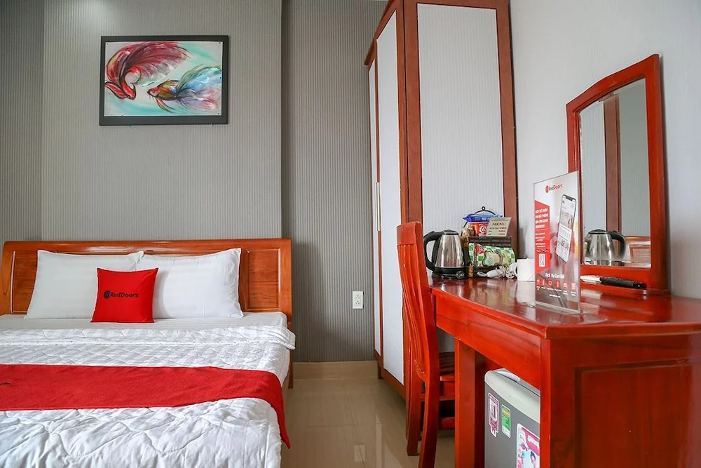 RedDoorz Plus near Hoang Van Thu Park