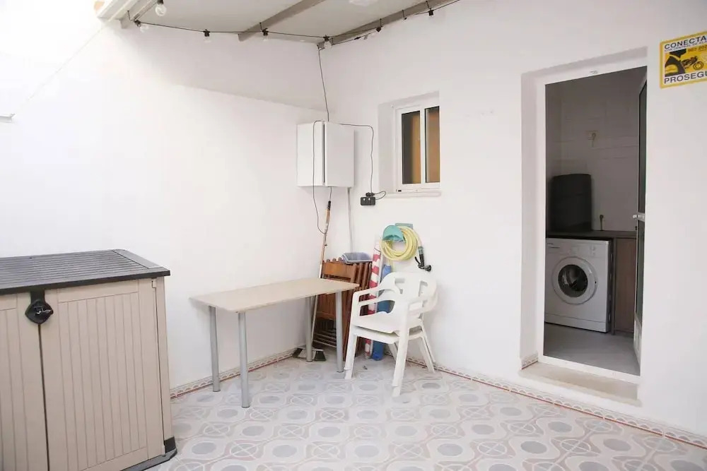 Modern 3-bed Apt, Sleeps 7, 6 Min Walk to Beach
