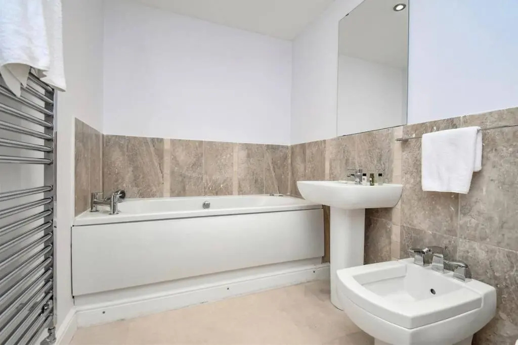 Luxury 4 Bedroom 3 Bathroom House- Sleeps up to 8 - Free Parking, Balcony, Private Garden, Super-Fast Wifi and SmartTVs with Netflix by Yoko Property