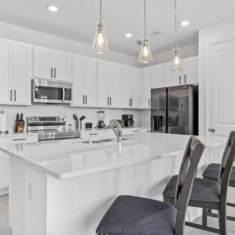 3 BR, 2.5 BA Villa Sleeps 8 EVE102