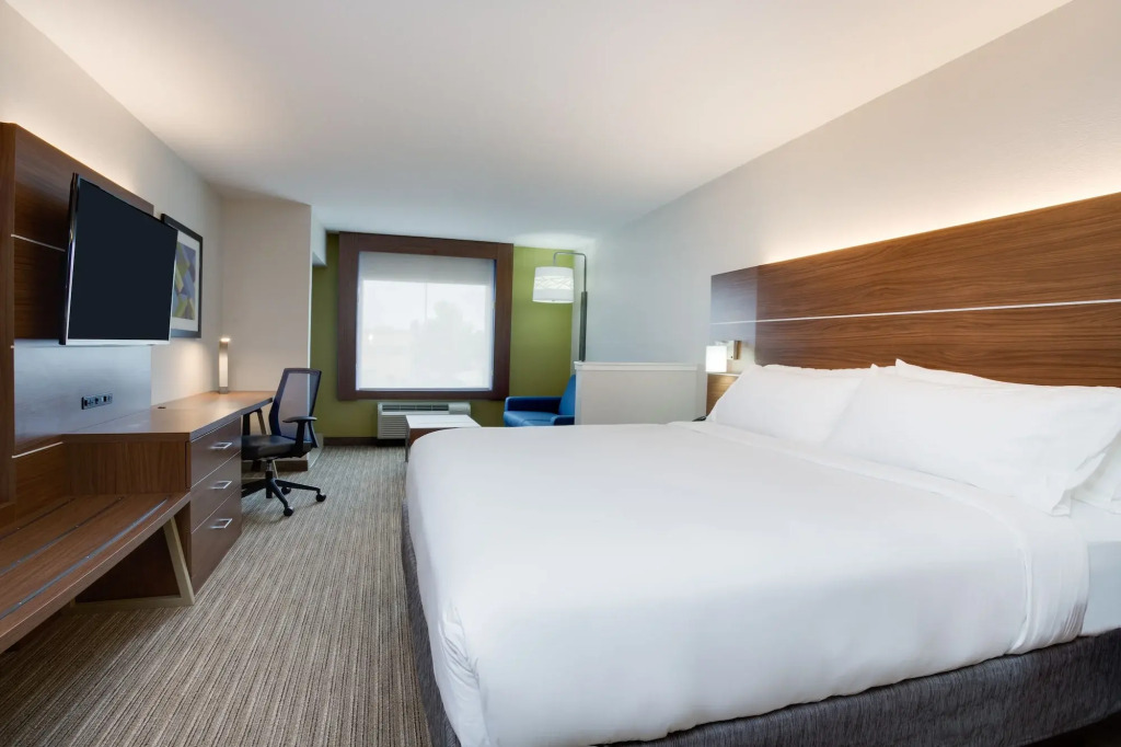 Holiday Inn Express & Suites. by IHG