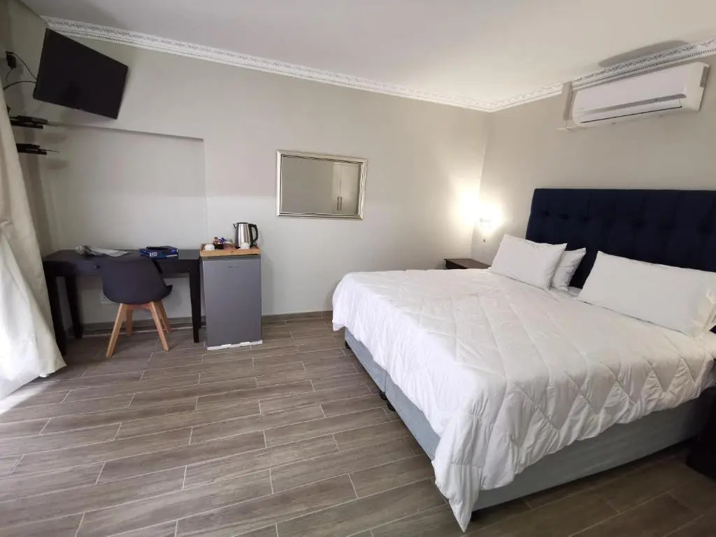 Lucolo Palace B&B - East London