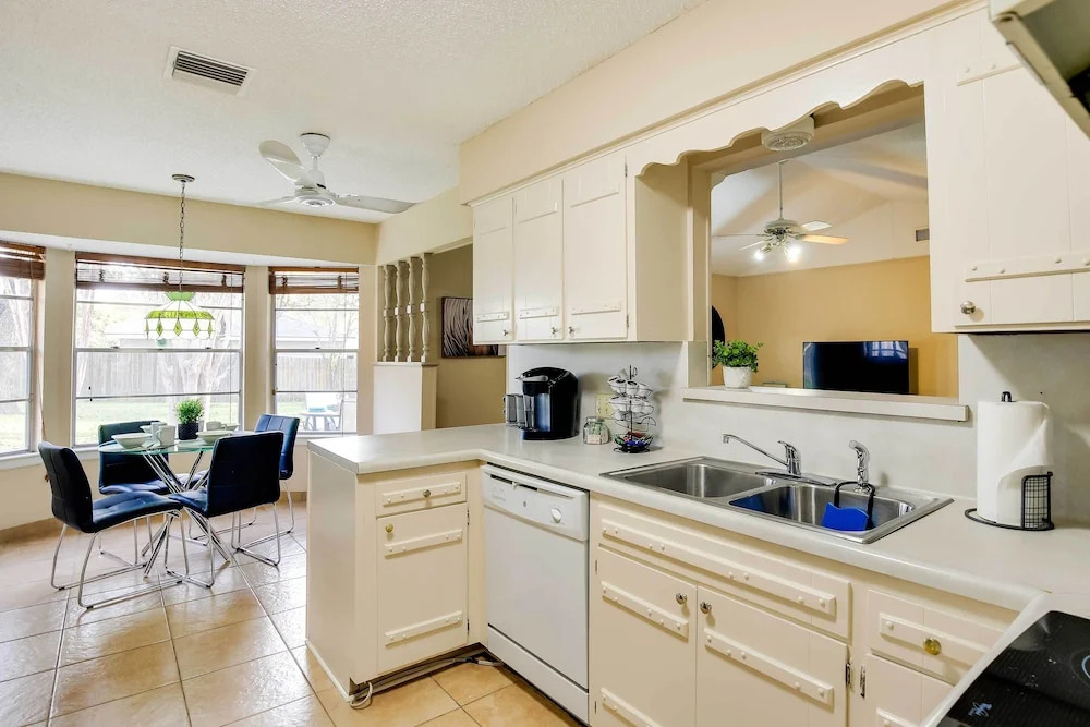 San Antonio Home: Near Nature, Parks & Trails