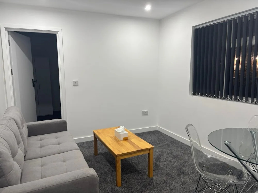 Luton Centrally Located Apartment v Close London Luton Airport