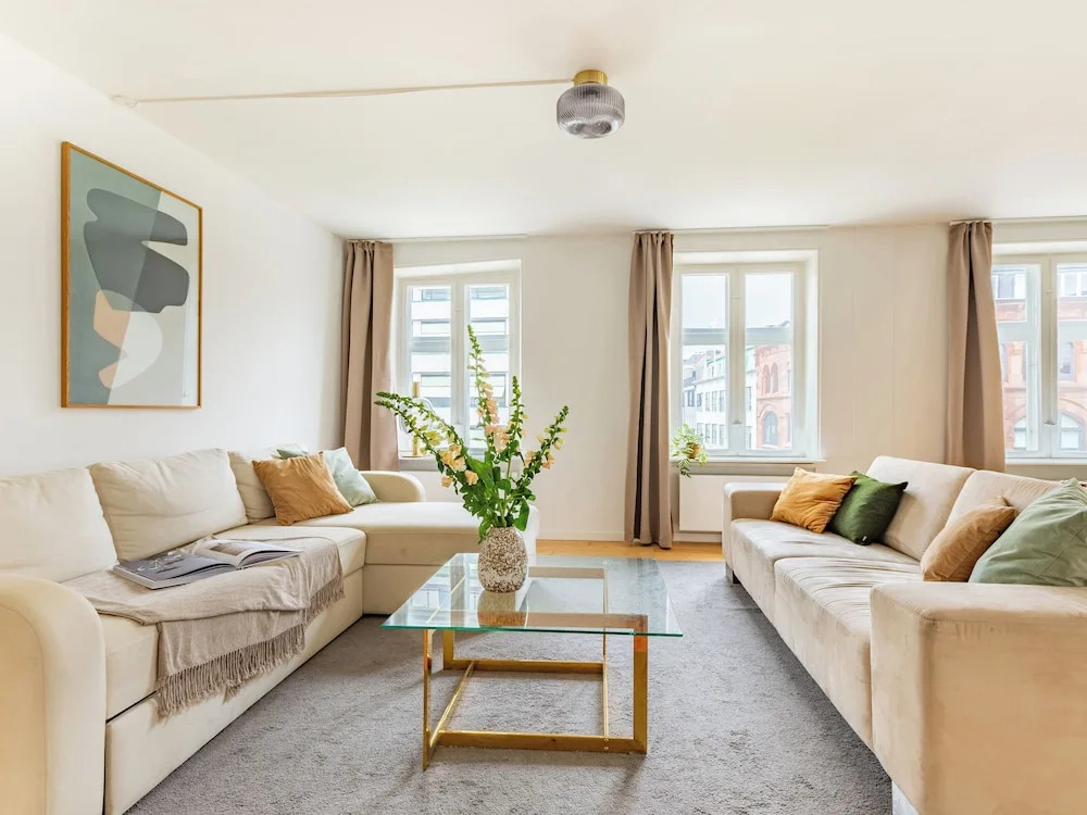 Regent 7 - Large 3 Bdr Apt With Balcony in City Centre