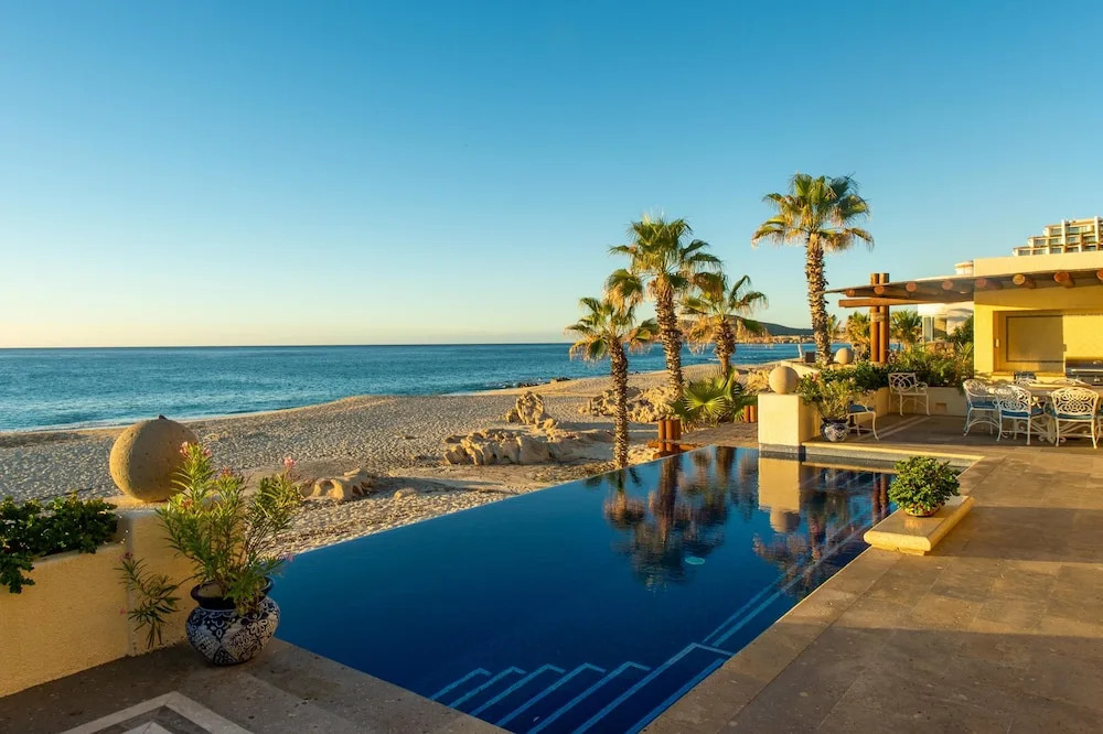 6 Bedroom Beachfront From $1600 per Night: Villa de la Playa
