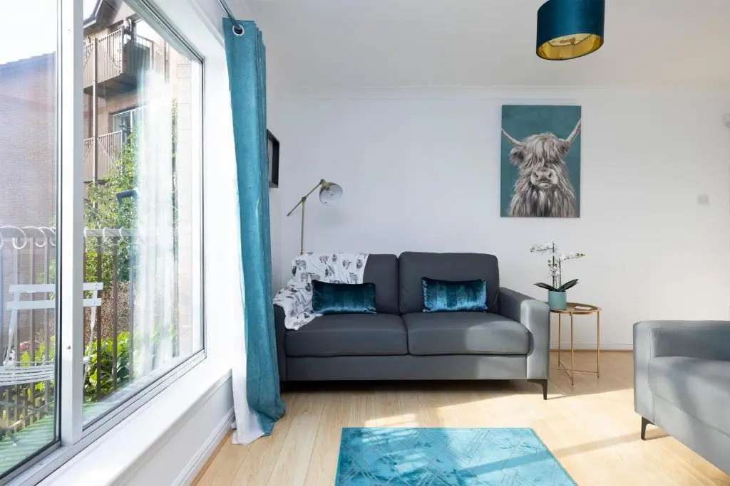 JOIVY Bright 3-Bed Flat Overlooking The Clyde