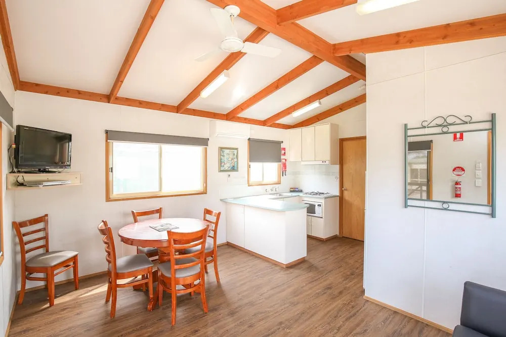 Aquarius Apartments and Cabins