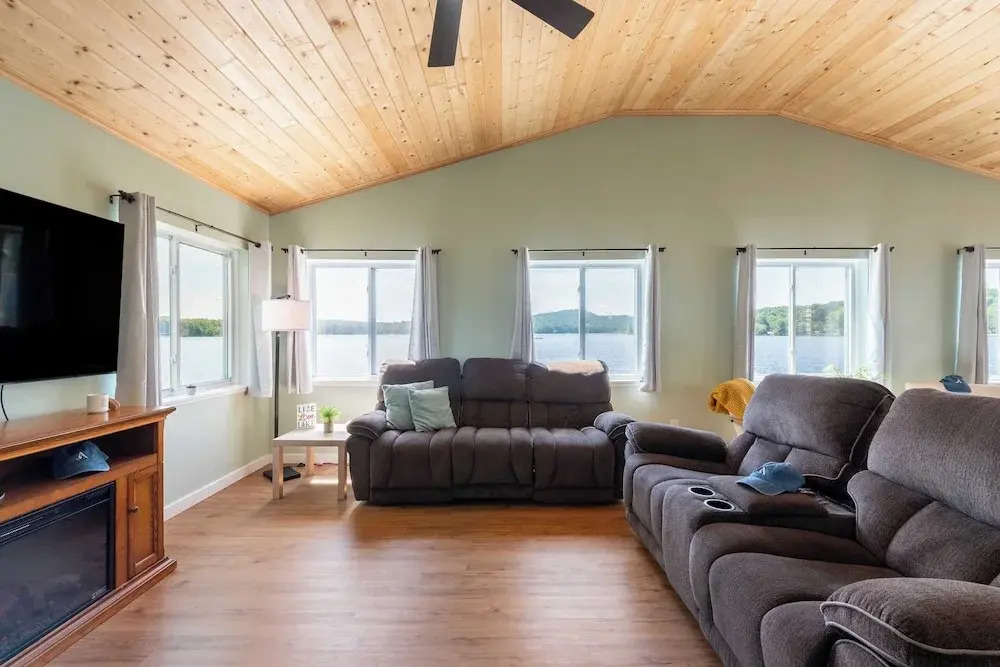 The Lake Life by Avantstay Lakefront + View + Hot Tub