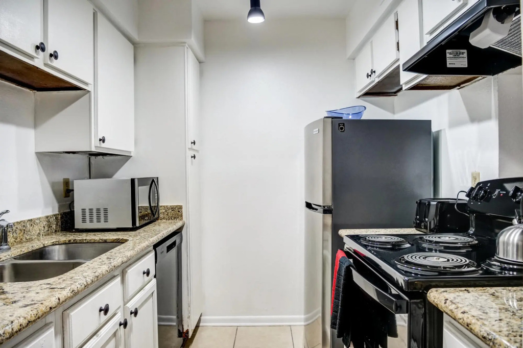 LovelyMedcenter area 3 BR, 2BA  condo w/grill