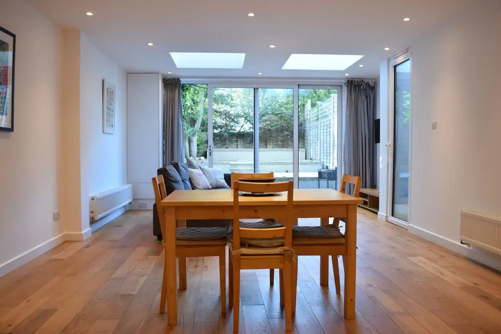 Spacious 2 Bedroom Apartment in South London