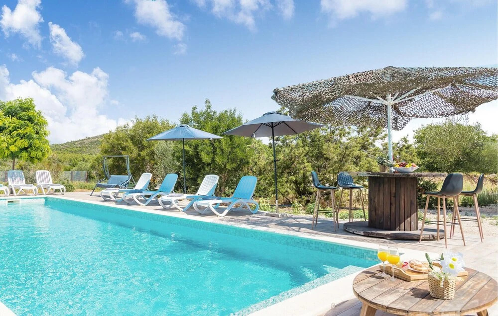 House with outdoor pool in Tisno