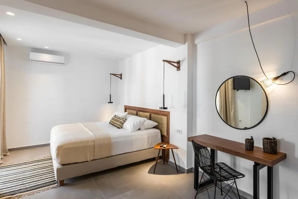 Thira Gold Suites