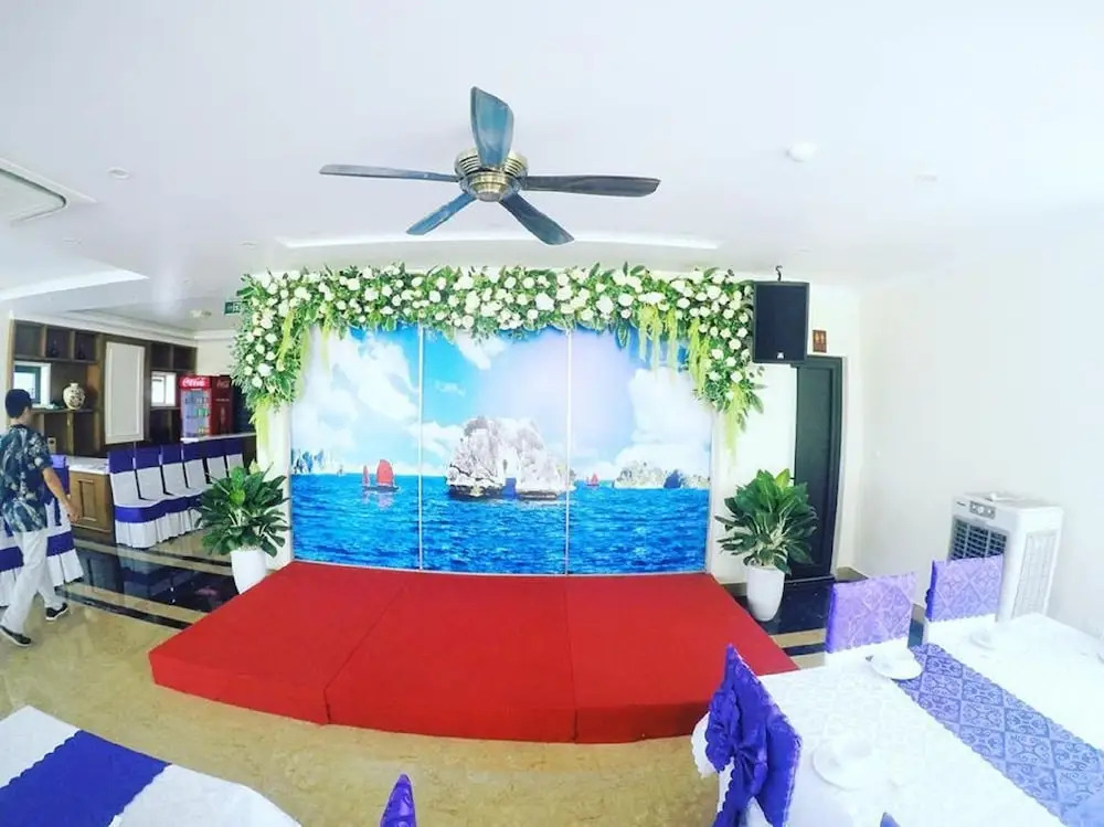 White Crown Hotel