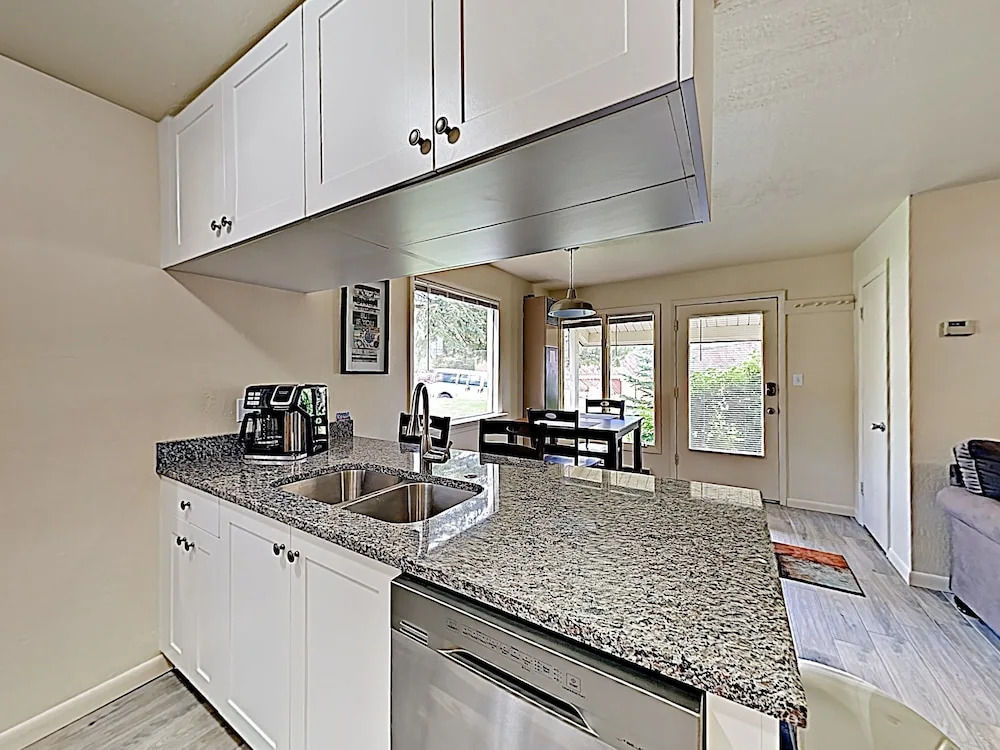 New Listing! Ski - Walk To Resort Base 1 Bedroom Condo