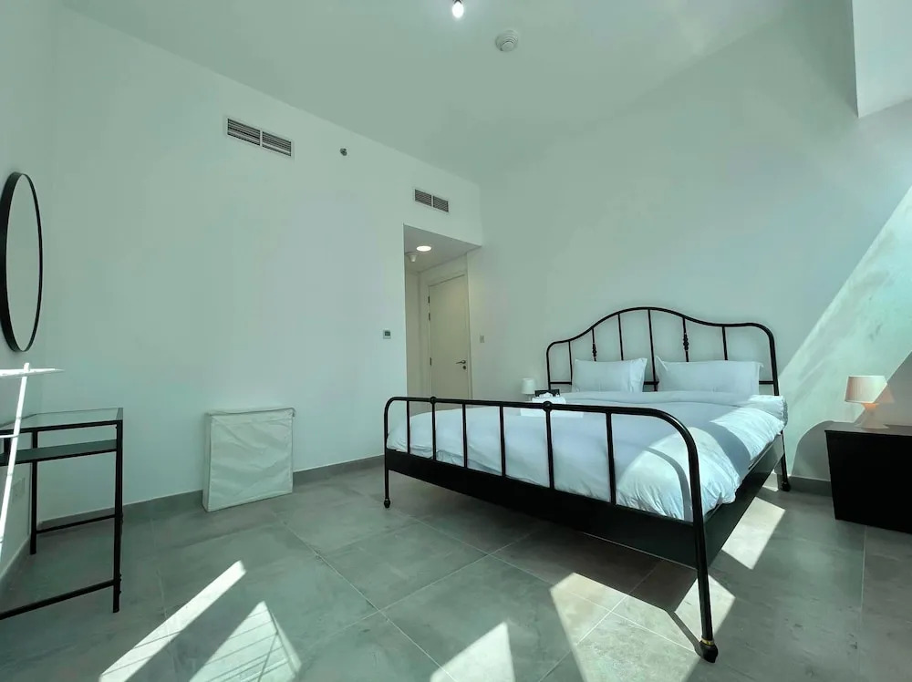 Cozy 1 BHK Furnished Apartment in Palette Tower in Tourist Club Area