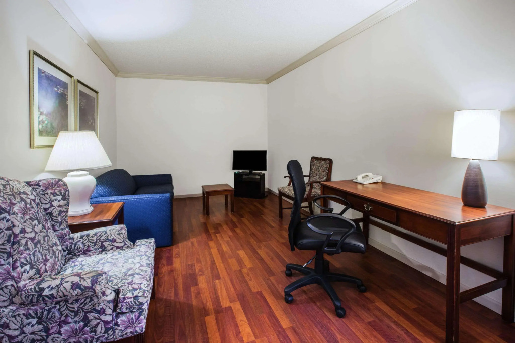 Days Inn by Wyndham Midland