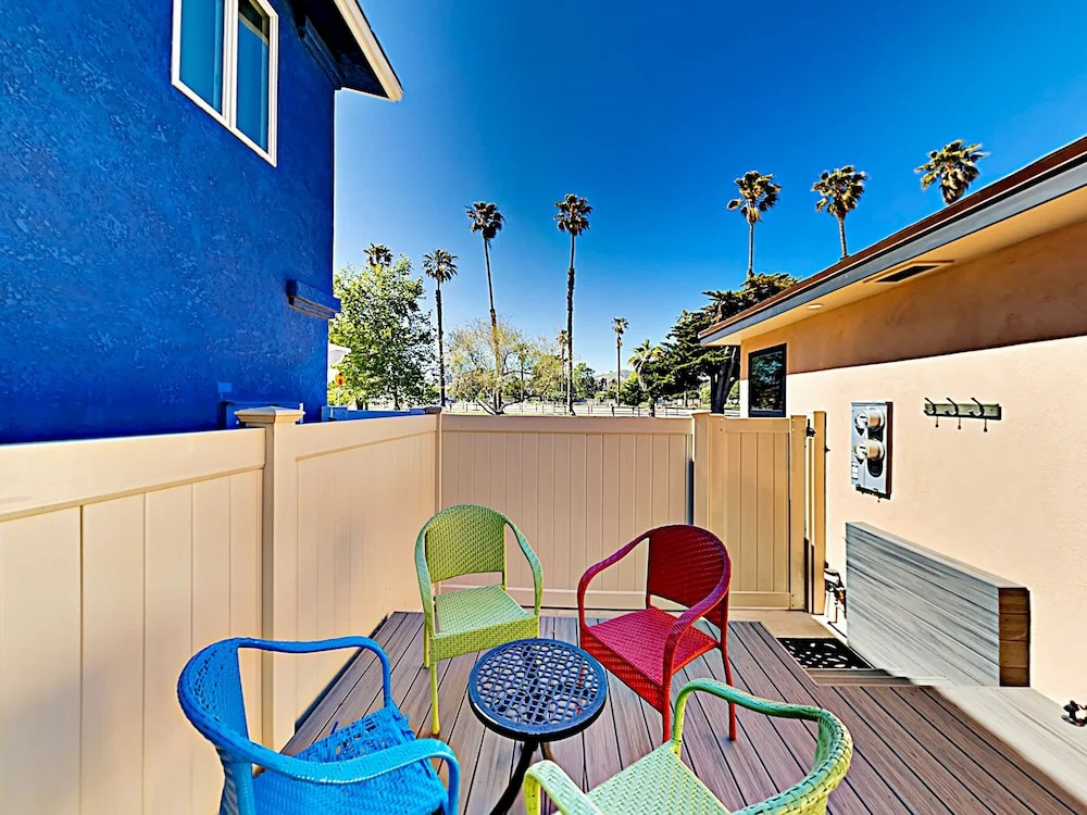 New Listing! 2-units W/ Hot Tubs, Walk To Beach! 4 Bedroom Townhouse